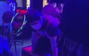 【貂蝉】SM主题酒吧当众训狗