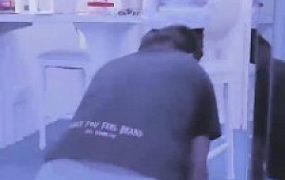 【美帝】生气把狗当出气筒