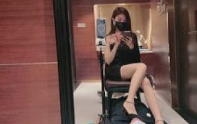 【美美子】车模的脚下犯贱狗