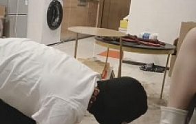 【安飞殿下】逛街一天的原味脚让狗伺候