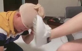 【雅儿】小白鞋脏臭棉袜羞辱蹂躏狗