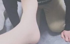 【灵竹】丝袜脚虐待18岁小奶狗