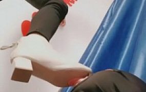 【bibi团】酸臭丝袜脚是狗狗的最爱