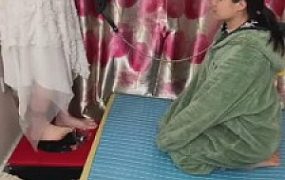 【领主老大】带女奴一起喂狗/呕吐暴力踢打