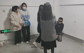 【最抗揍M】精彩-多名女学生素人狂揍狗