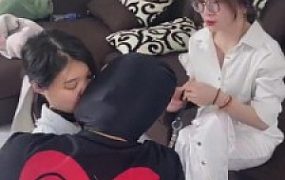 【领主老大】强制公母狗接吻并含圣水/奴下奴/呕吐物全食