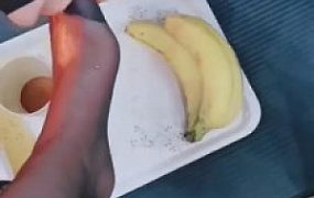 【紫荆女王】喝可乐洗脚水/吃香蕉（脚踩）