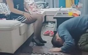 【开发素人】重庆辣妹暴打男神-耳光鞭打踢裆踩踏