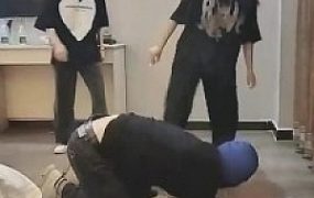 【德意男神】双素人女神踢裆/坐脸/耳光