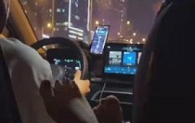 【不知名美女】实拍无剧情-让网约车司机闻舔脚