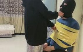 【逗逗】袜子塞嘴完全束缚狂抽500耳光