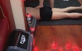 【成都夏老师】房东突然来收租,被我踩着求饶