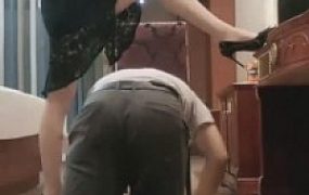 【弯弯小阿姨】女上司训斥下属-羞辱钻胯