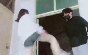 【小劳拉】学校楼梯间重度踹司机