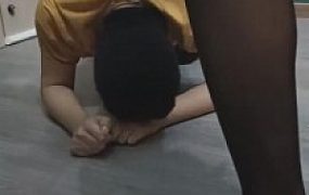 【开发素人】jk女仆:鞭打-磕头-踩头-胯下羞辱