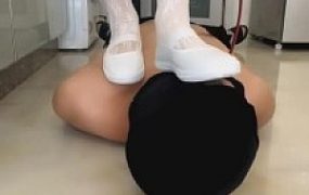 【云云酱】白舞鞋全体重踩脸/强迫吃香蕉皮