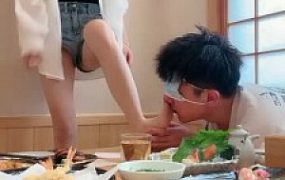 【筱月】日料店桌下卑微伺候