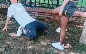 【南城天姬】户外逮住偷窥奴遛狗