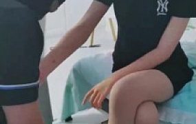 【梦涵】圈养奴桌下伺候姐妹花