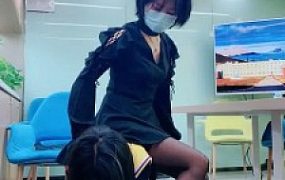 【美离子】办公室调漂亮女奴舔脚