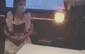 【橘子没熟】足疗店当着技师的面调母狗【上】