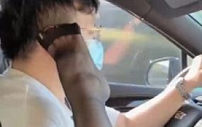 【绘子sama】黑丝美足车上玩狗