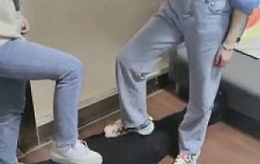 【子怡】双S运动鞋白袜踩踏