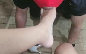 【小琴】高跟鞋踢裆踩踏