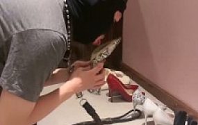 【星期六】偷舔姐姐的鞋子被发现