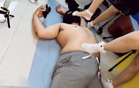 【婧児小主】婧意双S皮靴白丝玻璃袜+丝袜踩踏窒息 女行刑官处决教学踩杀 YC-220430-8