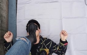 【黑丝诱惑】姣姣室外公园首次被舔脚 YC-221123