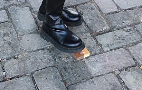 【黑丝诱惑】00后素人姣姣的室外黑丝诱惑长靴踩踏 YC-221110