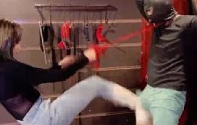 套路直播视频【二宝】强制重度踢裆全体重踩踏