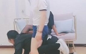 套路直播视频【蒂娜女神】姐妹高跟+休闲鞋暴打继父【双视角版】