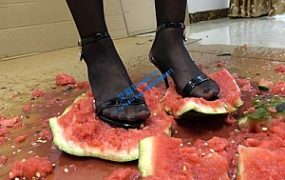 【冷柔】高跟鞋跟踩烂大西瓜