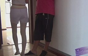 lulu女s剧情：白球鞋之踩脚引发的暴打 全城语言不断 露脸