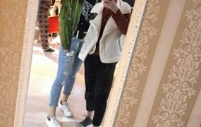 办公桌下的浅踏黑丝脚