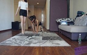 『小妮女女』小妮S超性感高跟，极度虐踩母狗(超细鞋跟全体重）