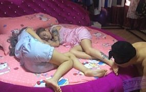 贱男人用酸奶清理美女的脚趾