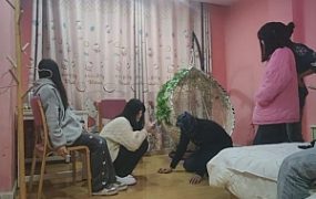 套路直播视频【挨打M】精神小妹群调群殴