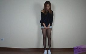 美女黑丝帆布鞋踩踏+舔裸足