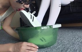 『小妮女女』虐待羞辱撞衫女奴，烧鞋舔食