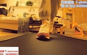 婧児运动后 三双高跟鞋丝袜 抬起脚玩弄踩踏人脸地板