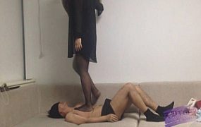 高大妹子 全体重！黑丝踩踏！