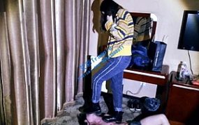 耳光踢裆踩踏暴虐弱小18岁学生狗(4)