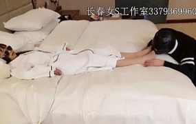 趁美女睡觉偷舔脚被发现后暴打，耳光，爆踹，鞋插嘴，脚插嘴，踩脸