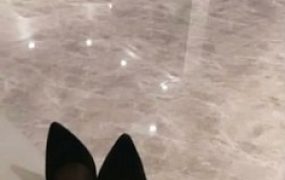 【绝美vivi】仙人跳：强迫调教外卖小哥