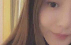 VIVI调教现实中的朋友踩踏羞辱闻肉丝