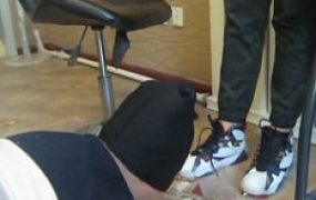 篮球长腿美女aj脏篮球鞋踩踏喂食语言羞辱