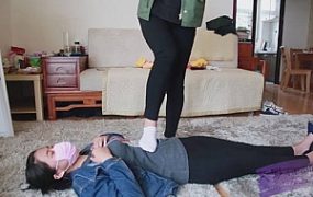 艾丝指导两高中妹子互踩，最后艾丝也忍不住上去踩了两脚 G-NV-216